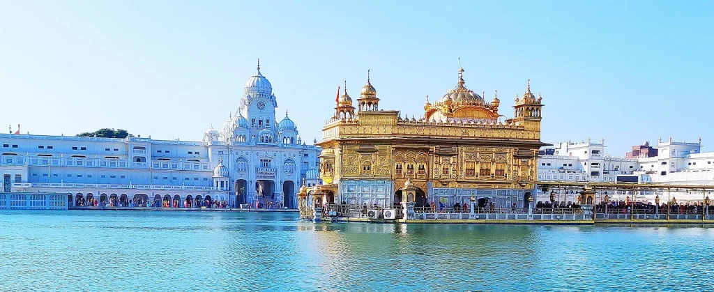 Amritsar – Golden Temple and cultural vibes suit budget places to visit in November in India.