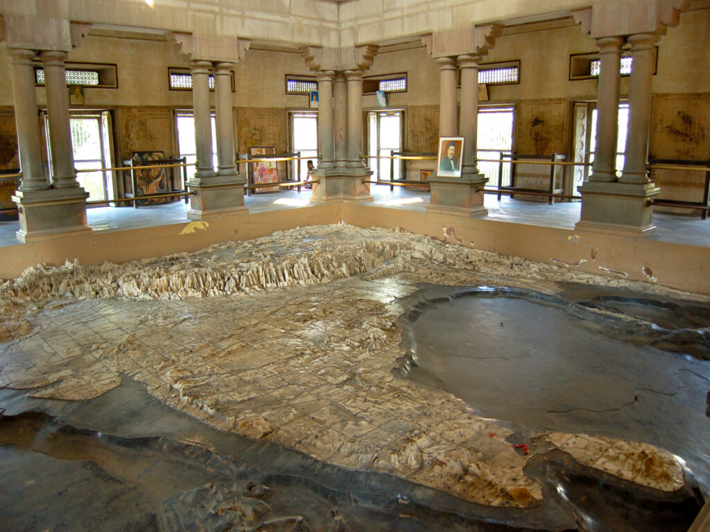top 10 places to visit in varanasi - bharat mata temple