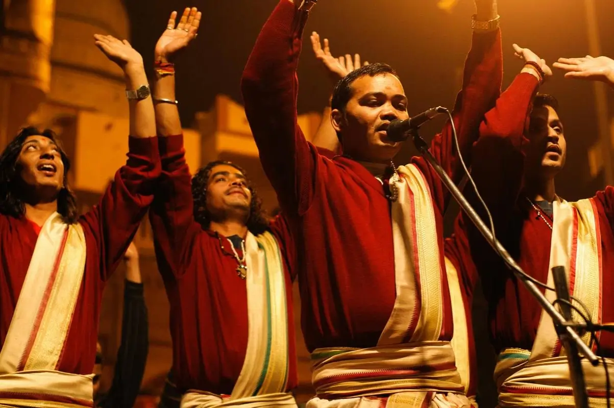 Explore 14 hours morning Ganges tour including Varanasi sunrise boat tour.