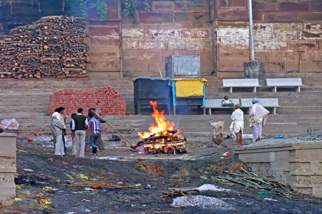 cremation taking place at harishchandra ghat in varanasi