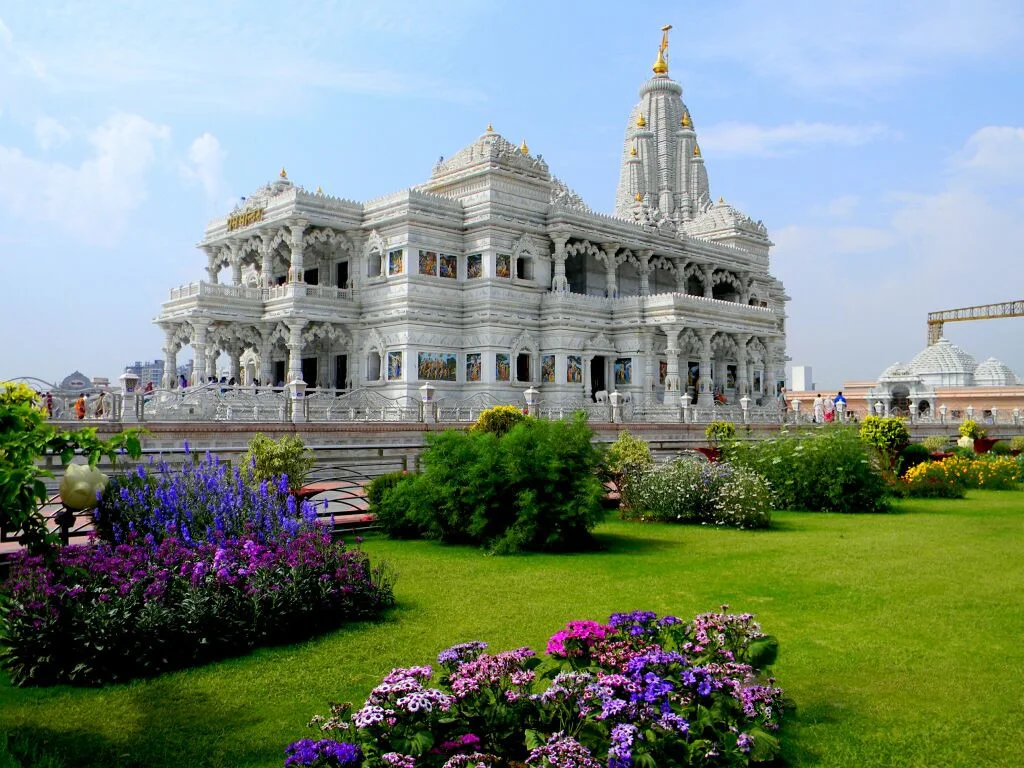 Mathura & Vrindavan – Spiritual and festive glow suit best tourist places in India for November.