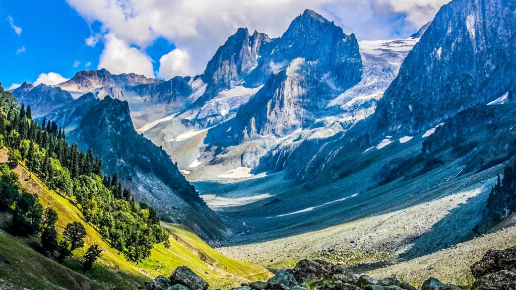 Pahalgam is one of the top honeymoon places in India in January.