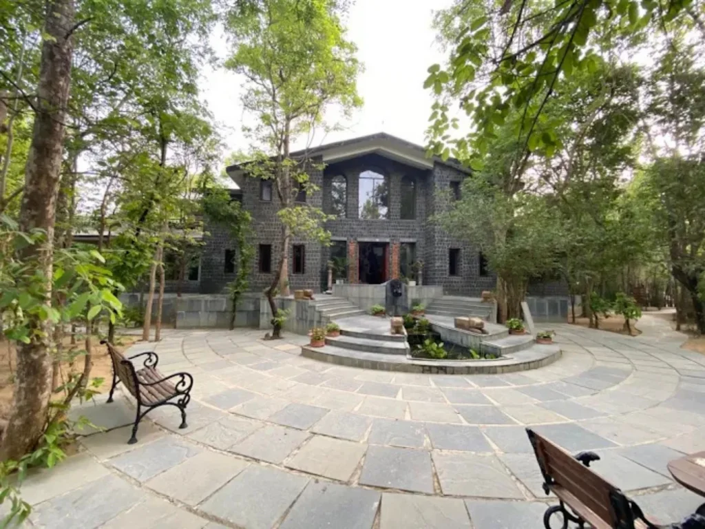 Wildlife lovers staying at best resorts in Madhya Pradesh near the jungle.